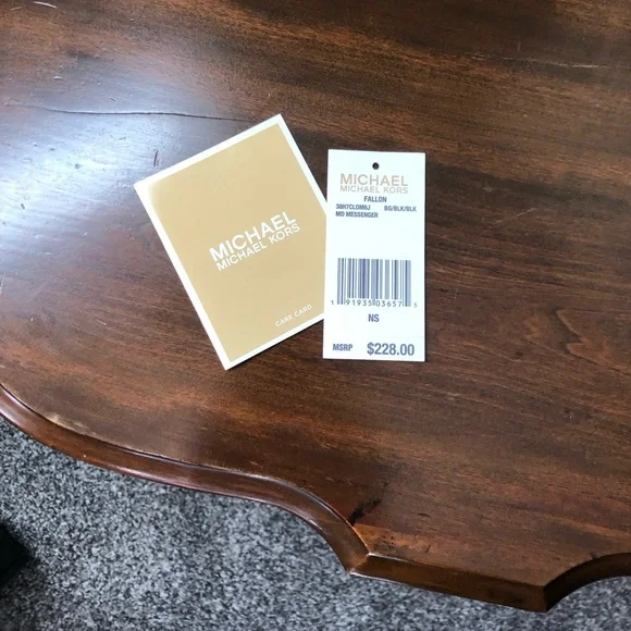 LIKE NEW!! Michael Kors Logo Crossbody. - Picture 5 of 6